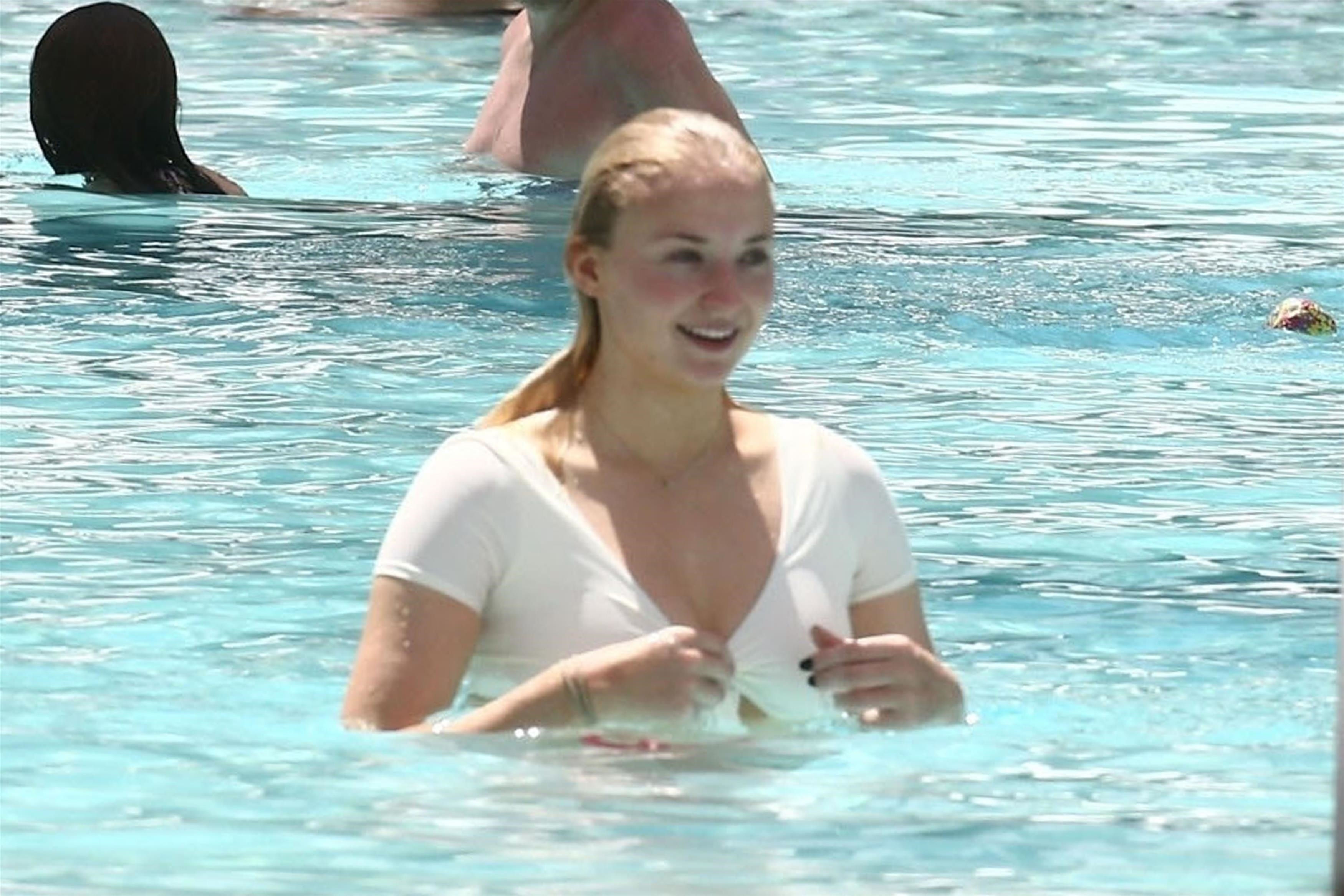 Sophie Turner | Celeb Masta 120