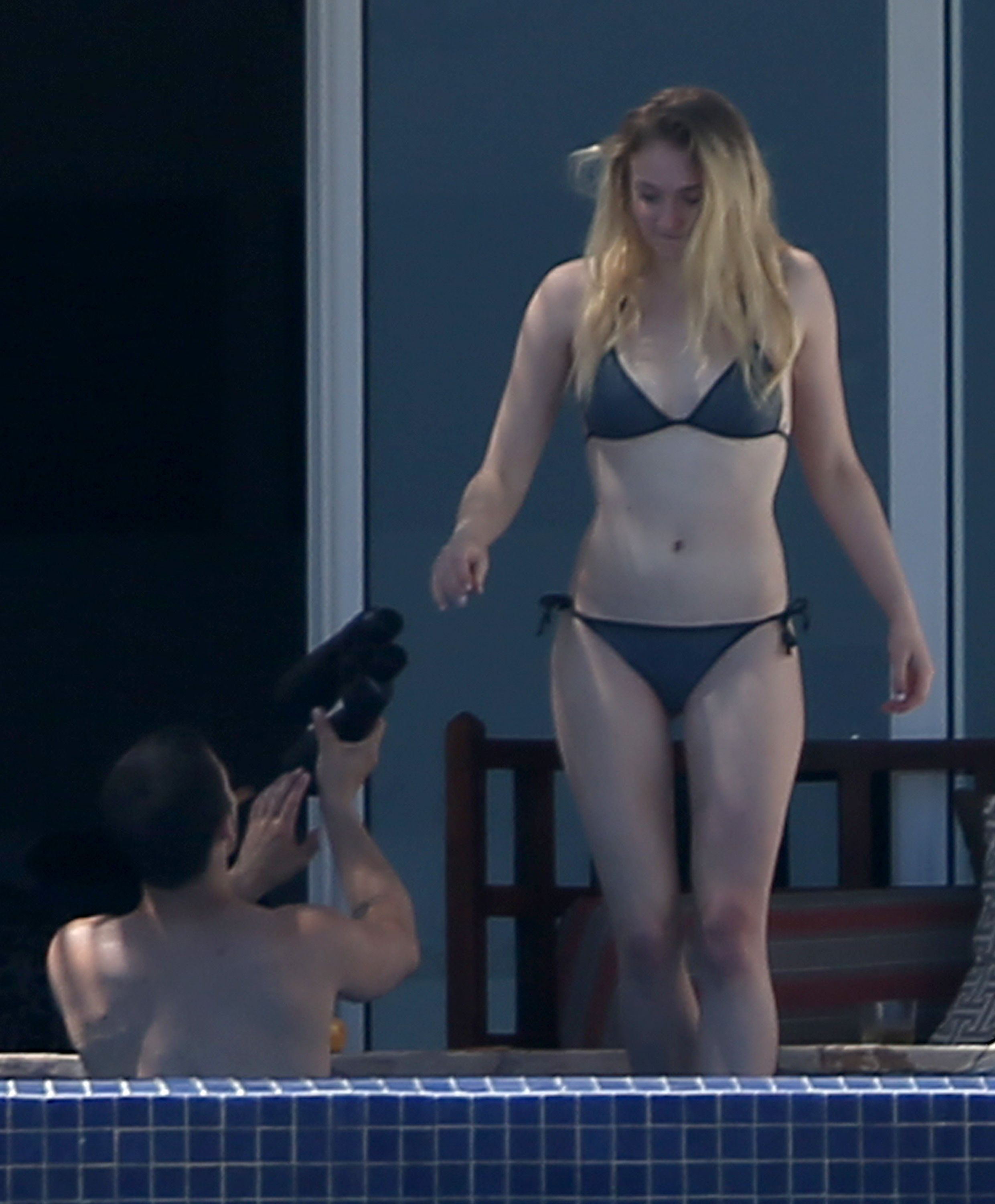 Sophie Turner | Celeb Masta 10