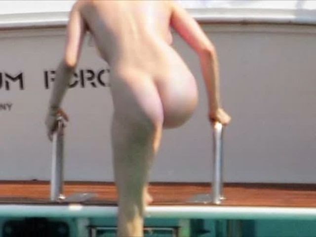 Avril Lavigne | Celeb Masta 25