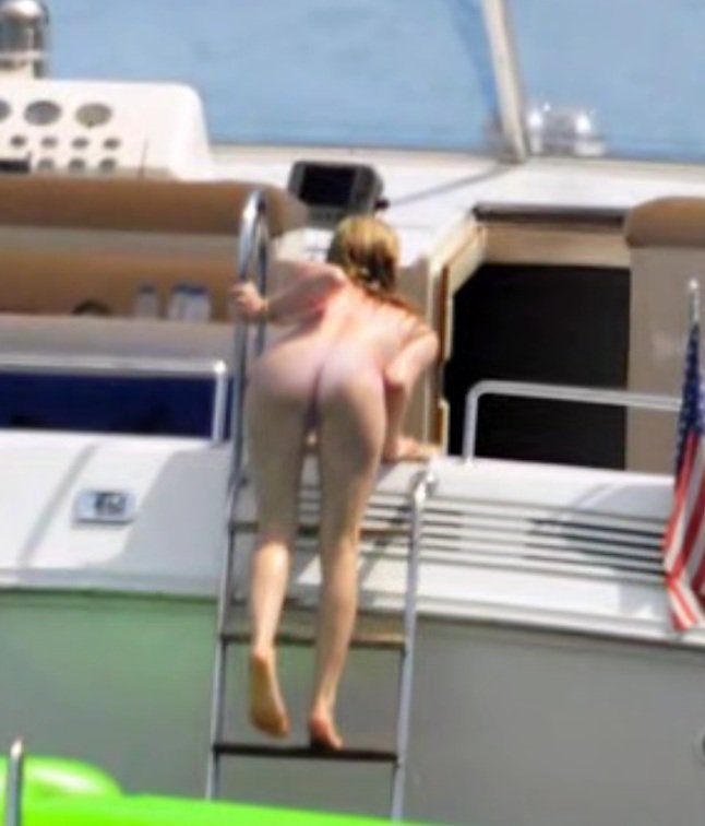 Avril Lavigne | Celeb Masta 28