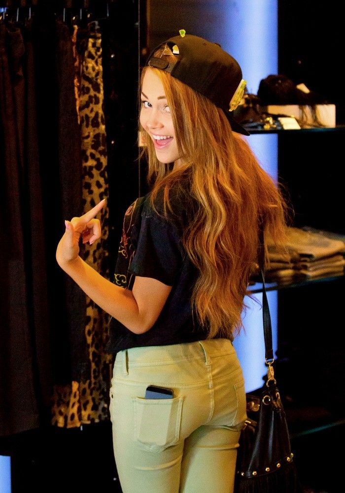 Kelli Berglund | Celeb Masta 53